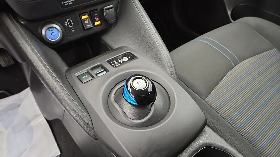 NISSAN Leaf -