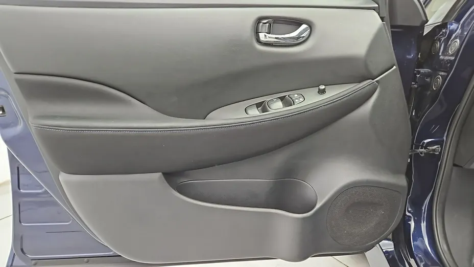 NISSAN Leaf -
