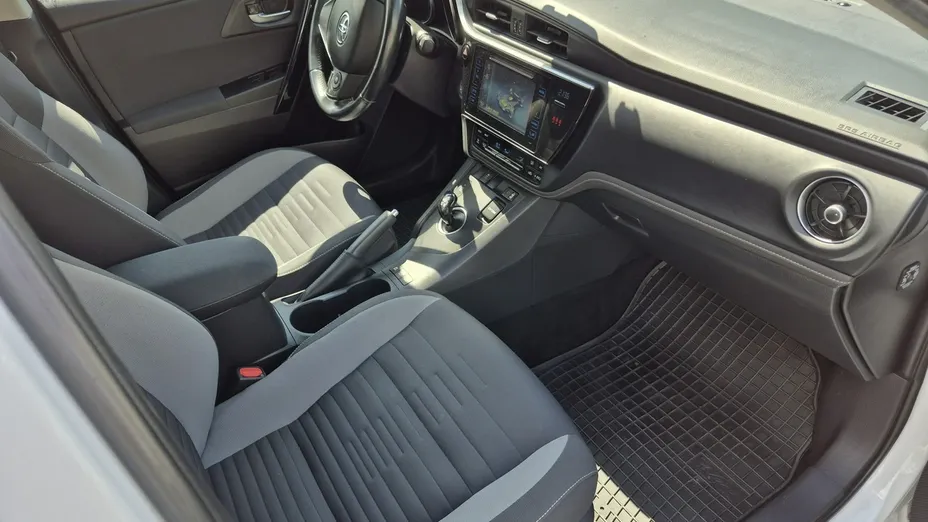 TOYOTA Auris -