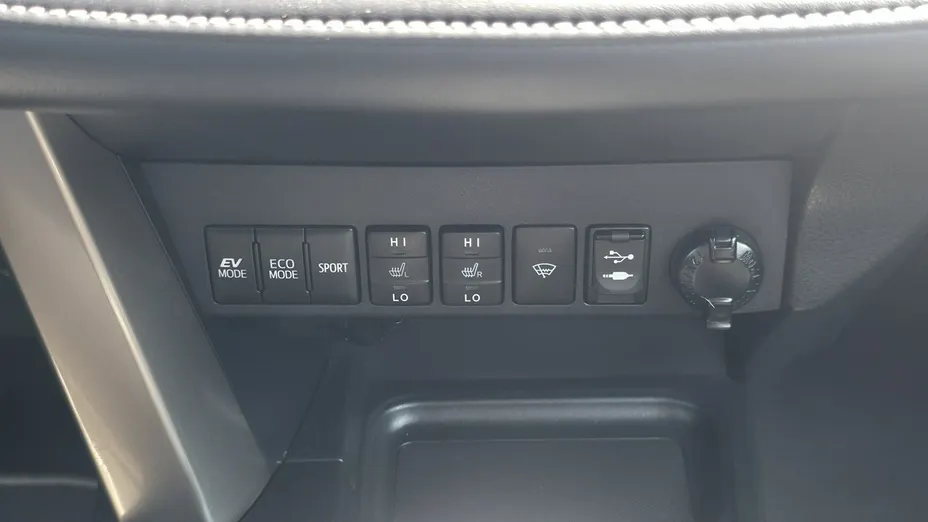 TOYOTA RAV4 -