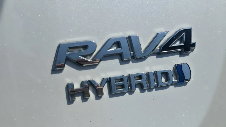 TOYOTA RAV4 -