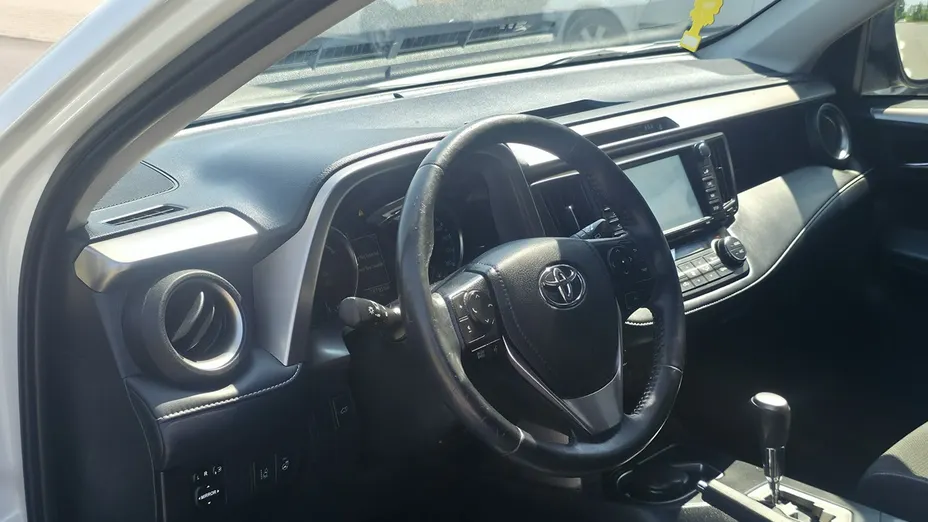 TOYOTA RAV4 -
