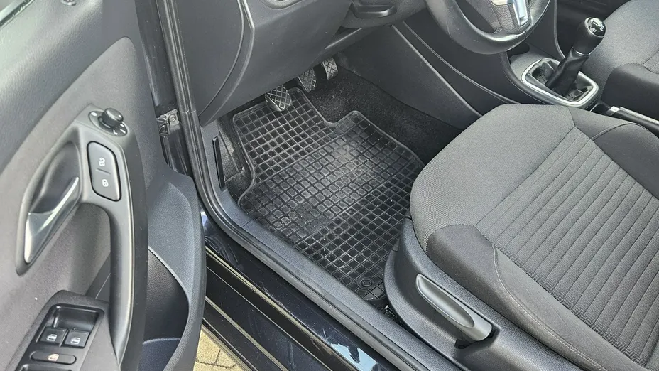 VOLKSWAGEN Polo -