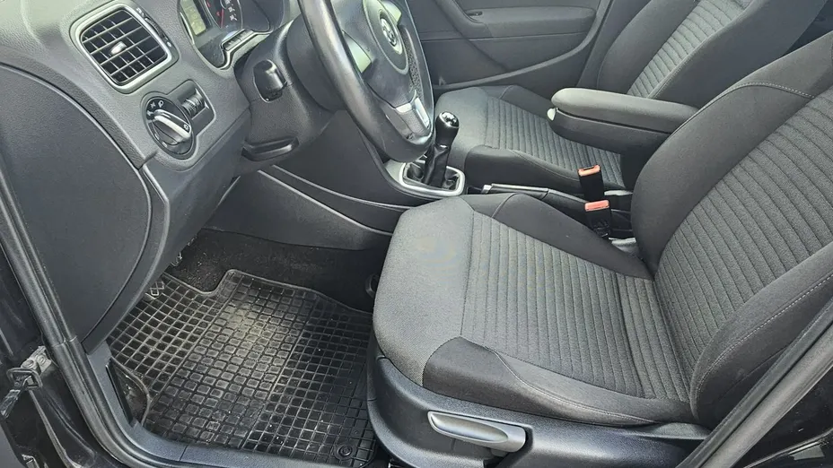 VOLKSWAGEN Polo -