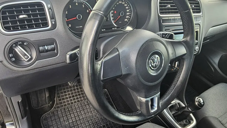 VOLKSWAGEN Polo -