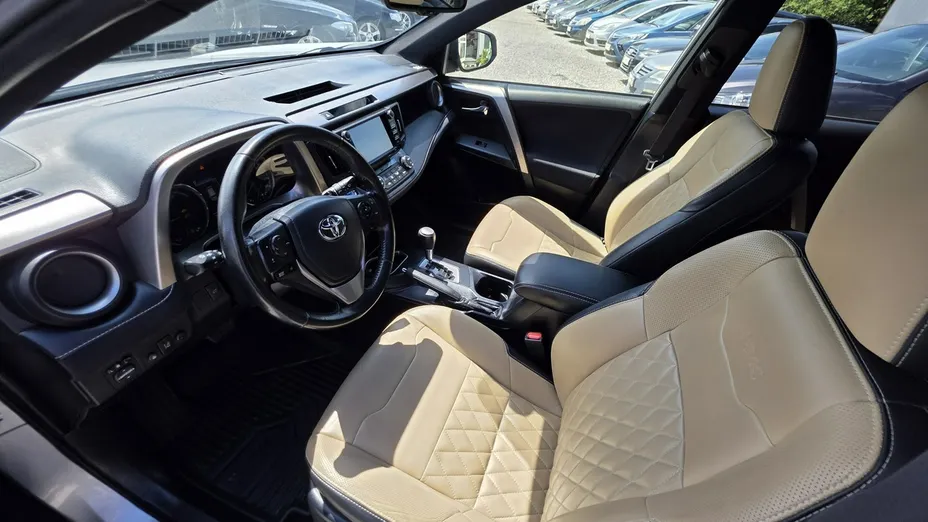 TOYOTA RAV4 -