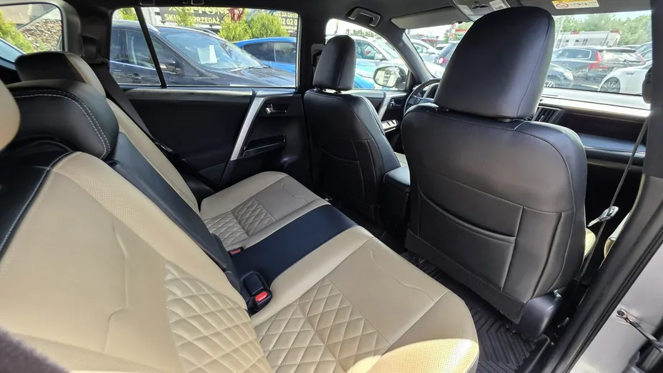 TOYOTA RAV4 -