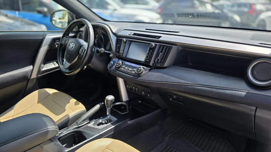 TOYOTA RAV4 -