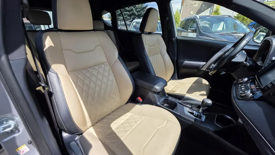 TOYOTA RAV4 -