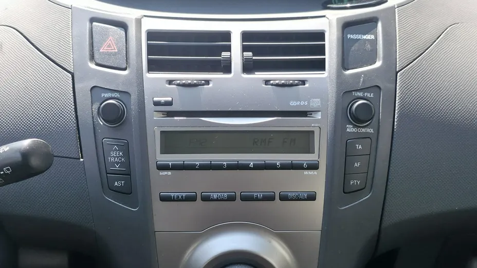 TOYOTA Yaris -
