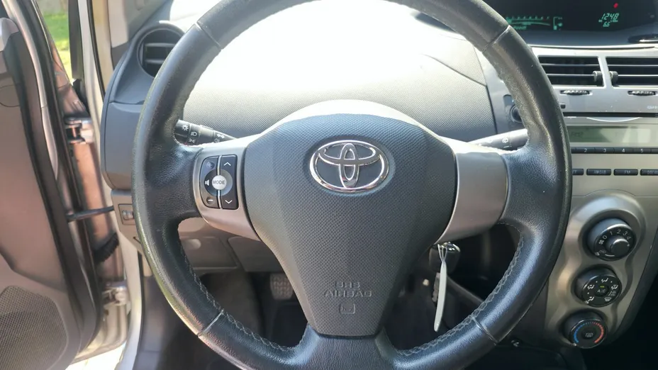 TOYOTA Yaris -