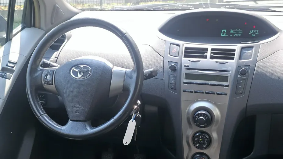 TOYOTA Yaris -