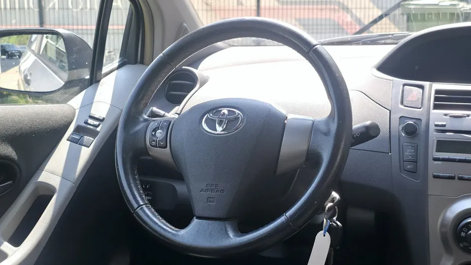 TOYOTA Yaris -