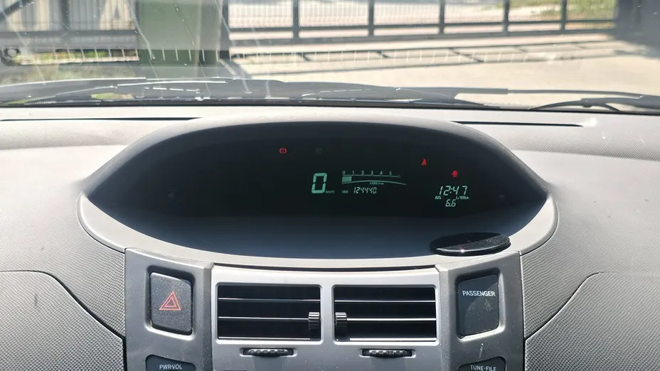 TOYOTA Yaris -