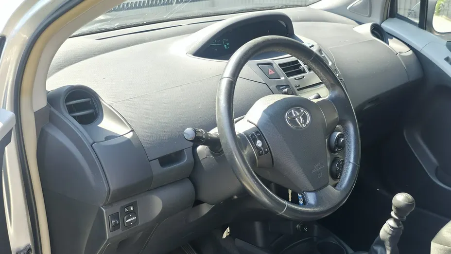 TOYOTA Yaris -