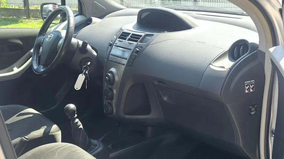 TOYOTA Yaris -