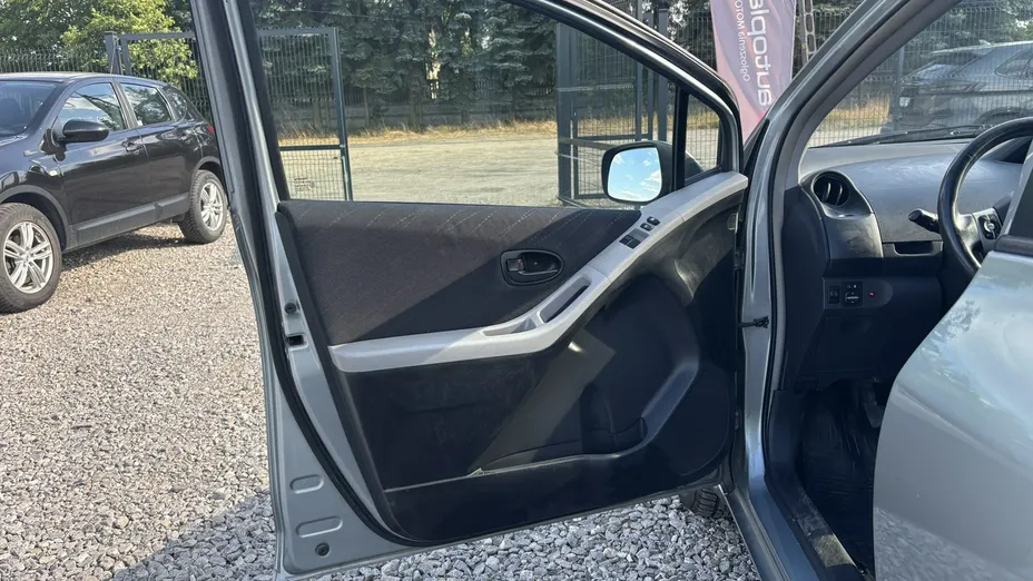 TOYOTA Yaris -