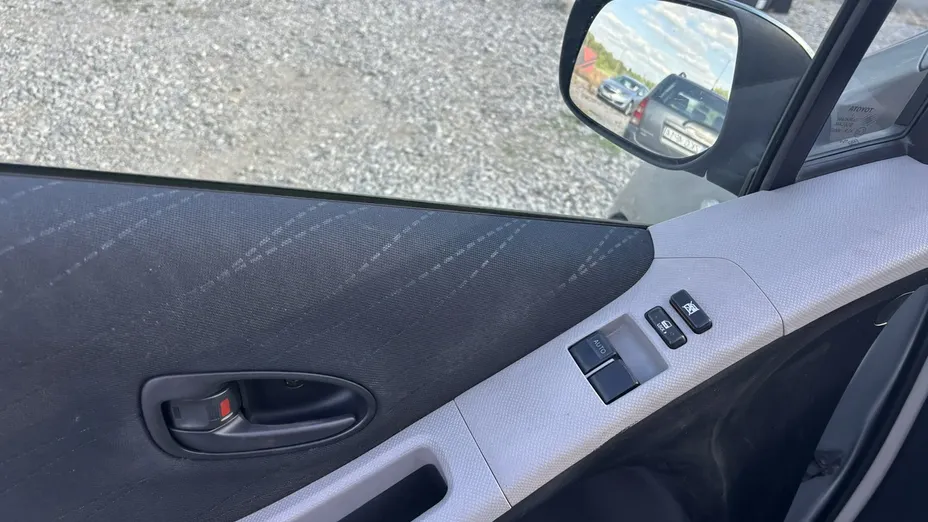 TOYOTA Yaris -