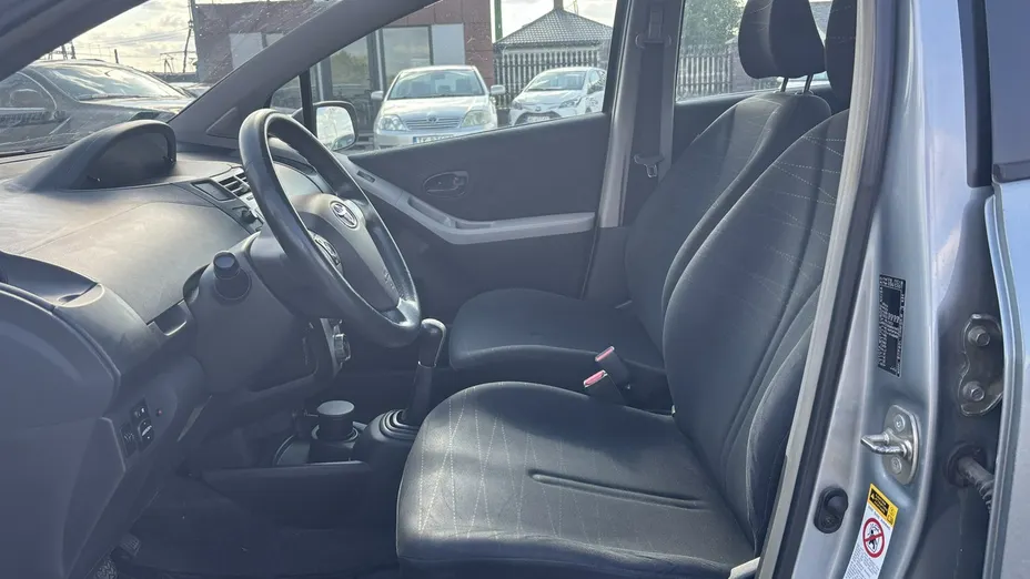 TOYOTA Yaris -