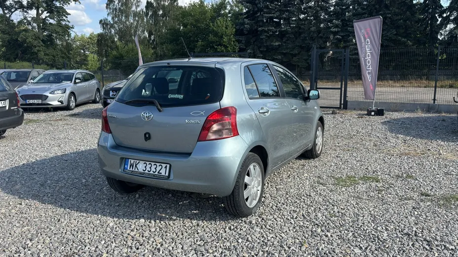 TOYOTA Yaris -