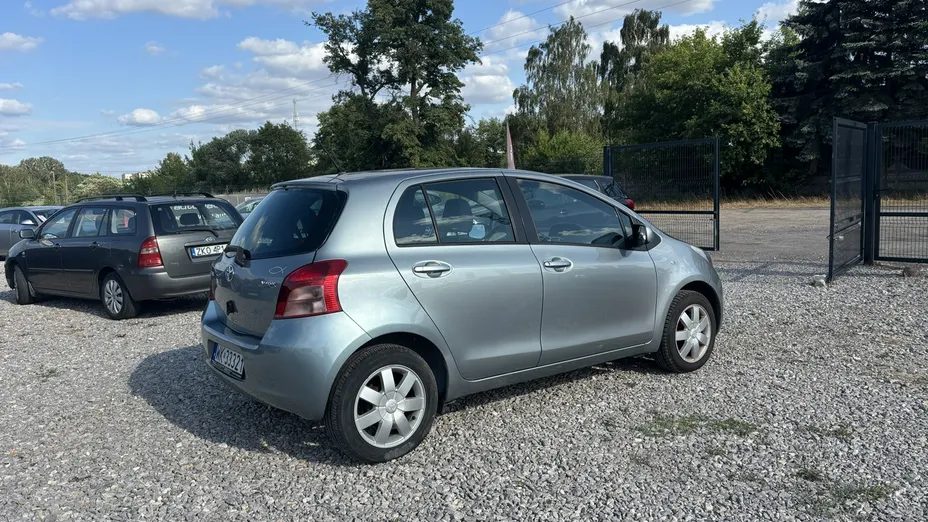 TOYOTA Yaris -