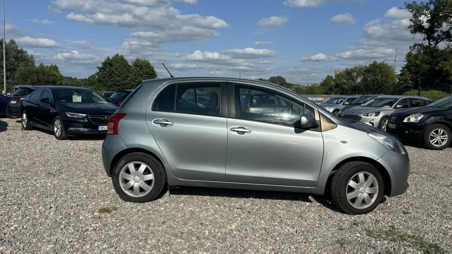 TOYOTA Yaris -