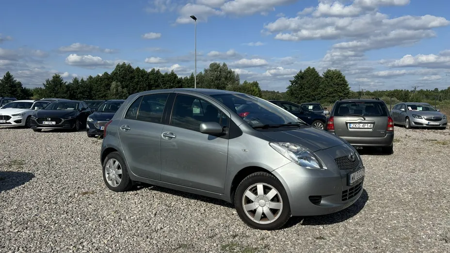 TOYOTA Yaris -