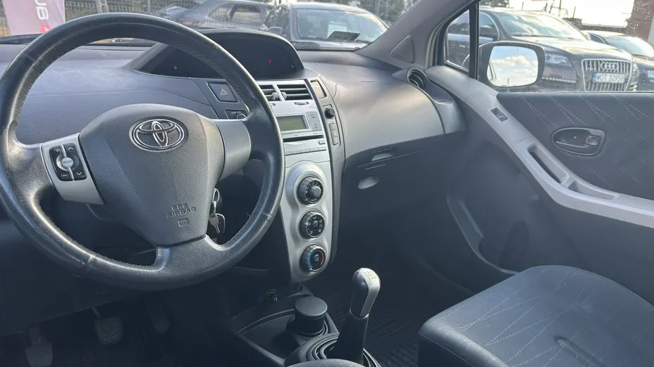 TOYOTA Yaris -