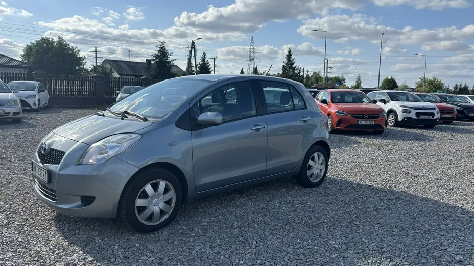 TOYOTA Yaris -