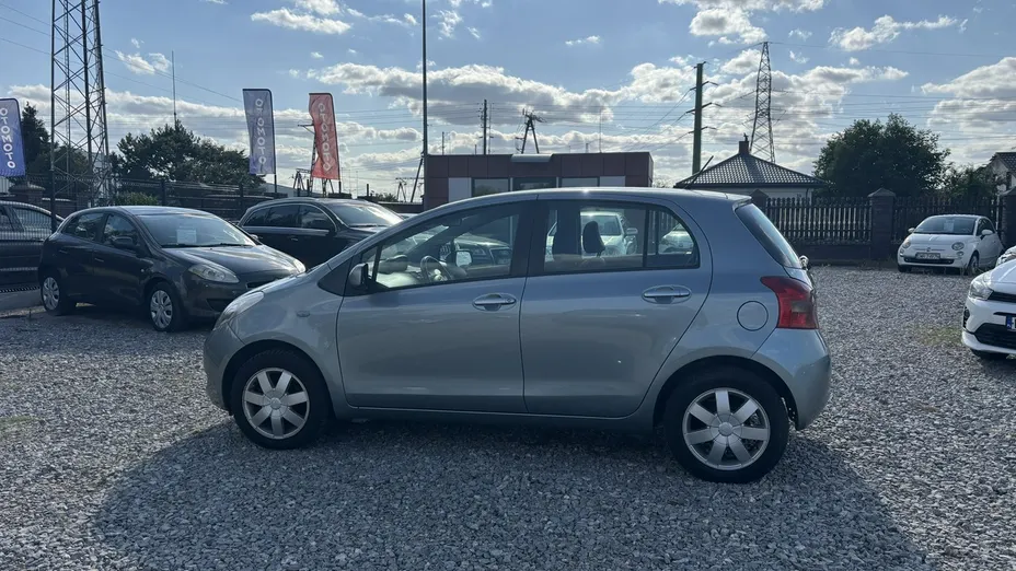 TOYOTA Yaris -