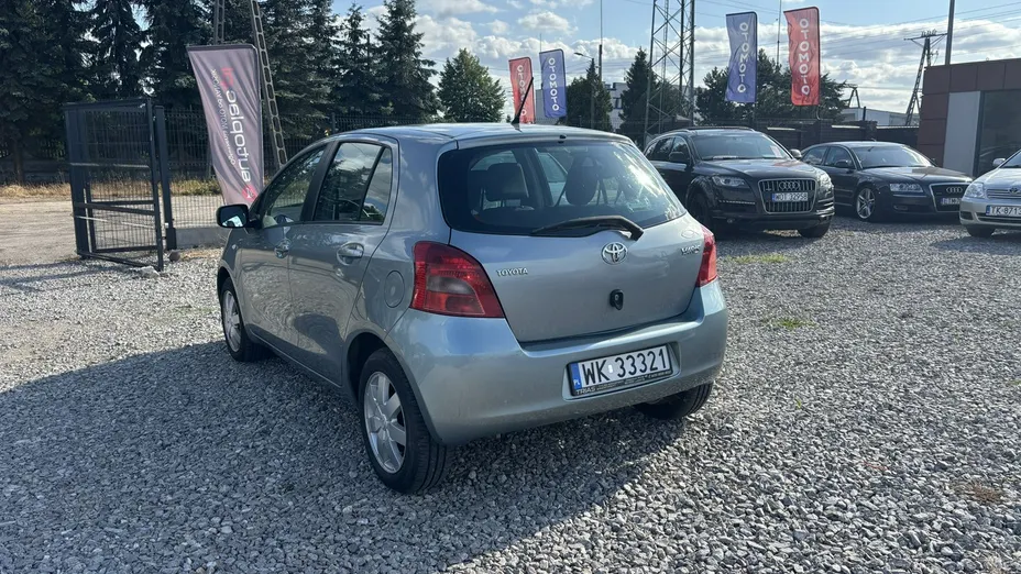 TOYOTA Yaris -