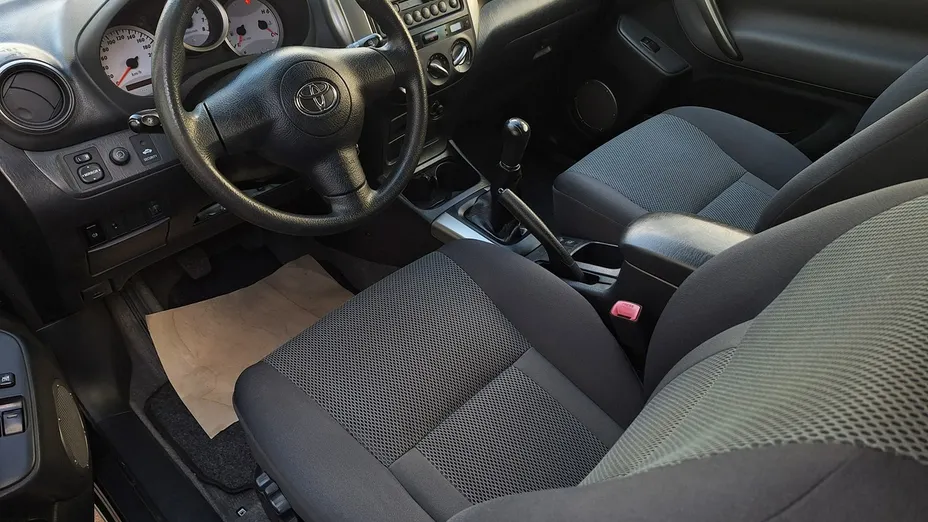 TOYOTA RAV4 -