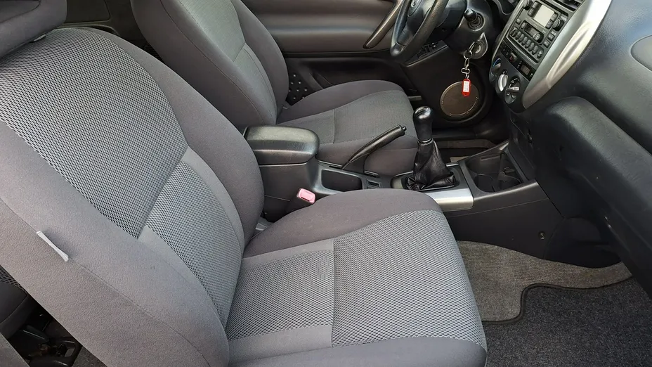 TOYOTA RAV4 -