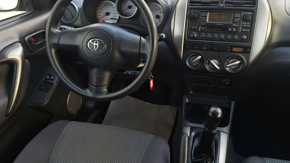 TOYOTA RAV4 -
