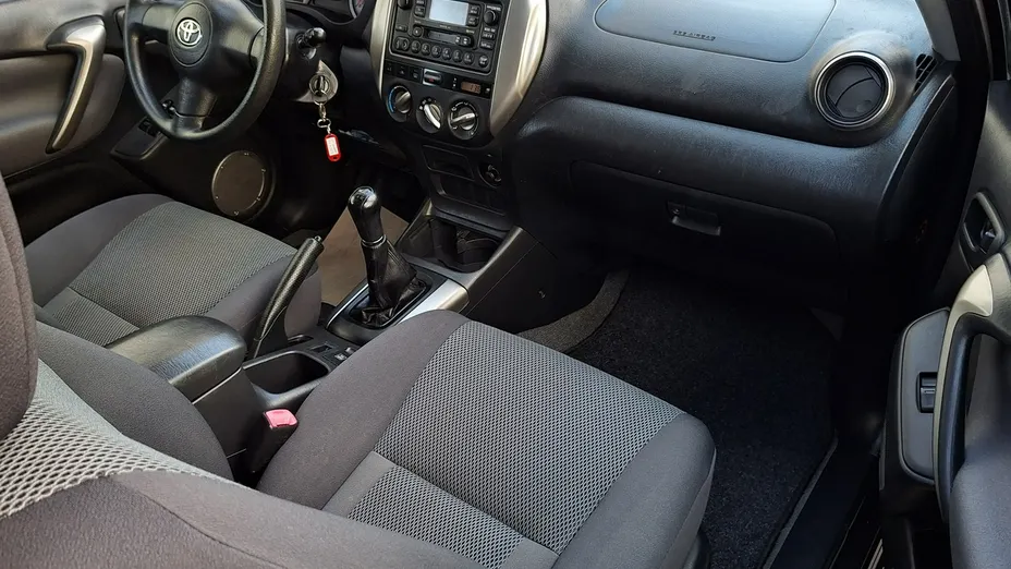 TOYOTA RAV4 -