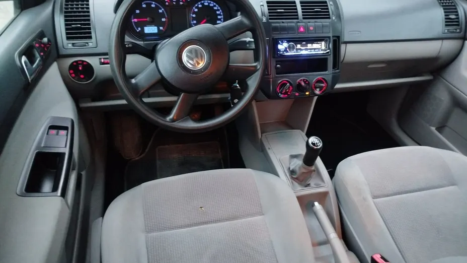 VOLKSWAGEN Polo -