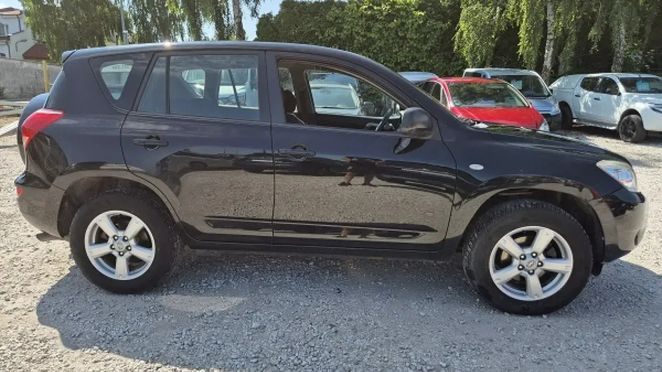 TOYOTA RAV4 -