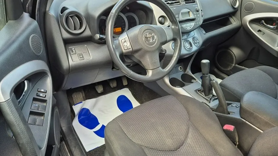 TOYOTA RAV4 -