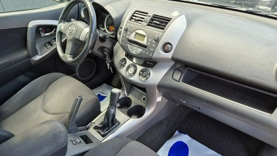TOYOTA RAV4 -