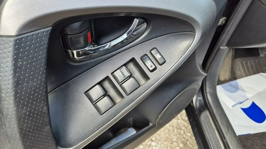 TOYOTA RAV4 -