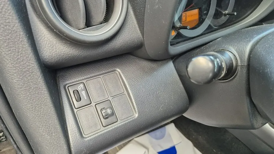 TOYOTA RAV4 -