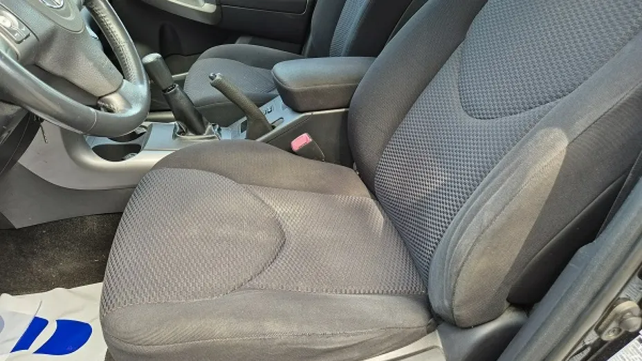 TOYOTA RAV4 -
