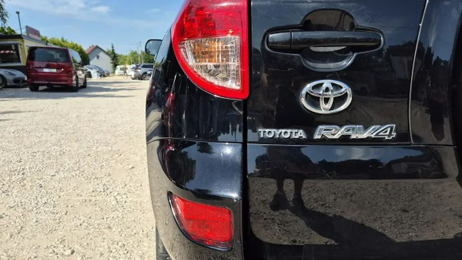 TOYOTA RAV4 -