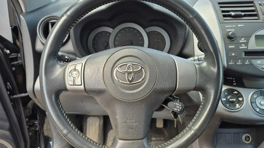 TOYOTA RAV4 -