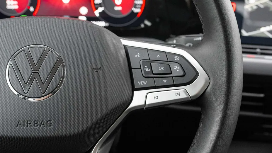 VOLKSWAGEN Golf -