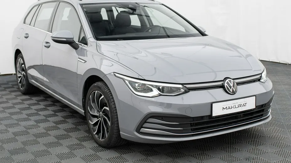 VOLKSWAGEN Golf -
