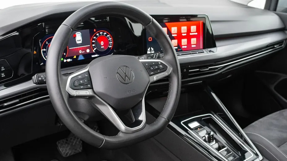 VOLKSWAGEN Golf -
