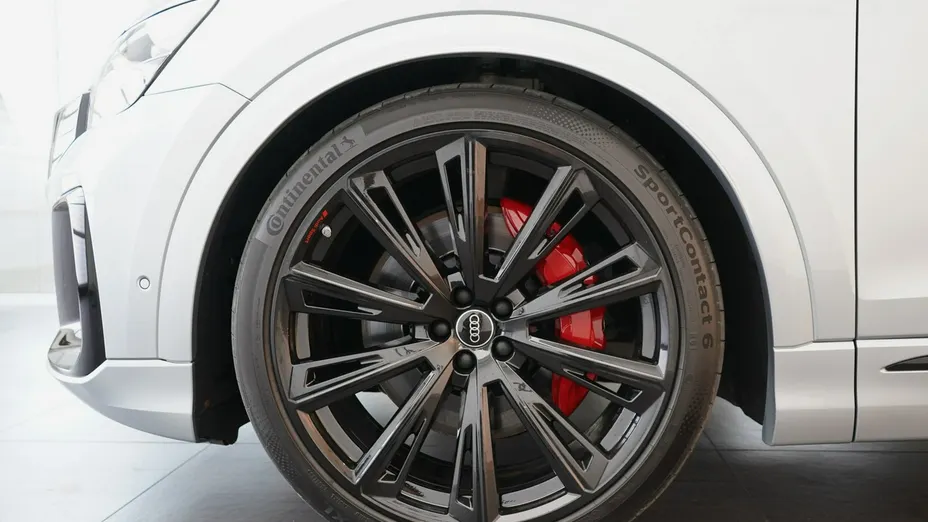 AUDI Q8 -