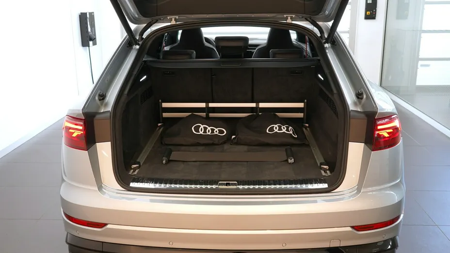 AUDI Q8 -