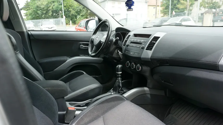 MITSUBISHI Outlander -